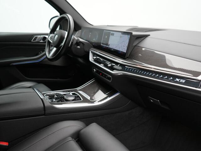 BMW X5 xDrive50e M Sport Plug In Hybrid 490pk Dealer O.H PHEV | Head Up | 360 Camera | Adaptive Cruise | Lederen Comfortstoelen Memory & Verwarmd | Apple Carplay | Widescreen Navigatie | Carbon Interieur | Luchtvering | Front Assist |