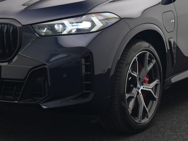 BMW X5 xDrive50e M Sport Plug In Hybrid 490pk Dealer O.H PHEV | Head Up | 360 Camera | Adaptive Cruise | Lederen Comfortstoelen Memory & Verwarmd | Apple Carplay | Widescreen Navigatie | Carbon Interieur | Luchtvering | Front Assist |