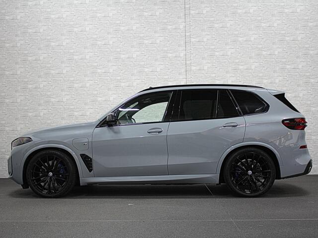 BMW X5 50e M-Perf. Seats | Achterasbesturing | Sky-Lounge Pano | M-Sport Pro | 360 Camera | ACC | Soft-Close | Carbon | Massage | Ventilatie | Leder-Individual | Head-Up | 4-Zone Clima | 22 inch | 2x Memory | Trekhaak | Harman-Kardon | Beker-Clima | Stoelverwarm