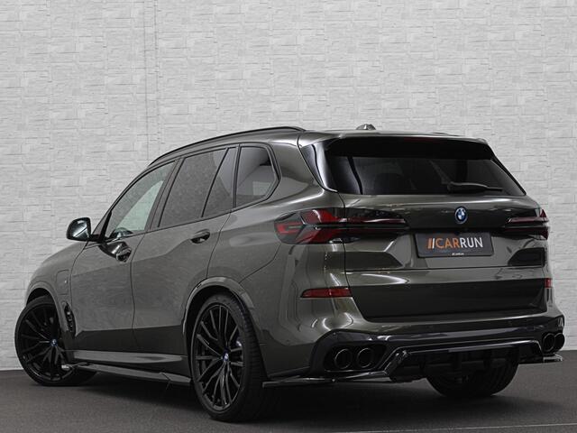 BMW X5 50e M-Sport Pro | 360 Camera | ACC | Panorama | Massage | Individual Leder | Soft-Close | 4-Zone Clima | Head-Up | Manhattan Green | Harman-Kardon | Stoelventilatie | Trekhaak | Luchtvering | Stoelverwarming V+A | Keyless-Entry | Memory | Iconic-Glow | Co