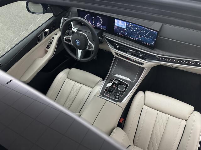 BMW X5 50e M-Sport Pro | 360 Camera | ACC | Panorama | Massage | Individual Leder | Soft-Close | 4-Zone Clima | Head-Up | Manhattan Green | Harman-Kardon | Stoelventilatie | Trekhaak | Luchtvering | Stoelverwarming V+A | Keyless-Entry | Memory | Iconic-Glow | Co