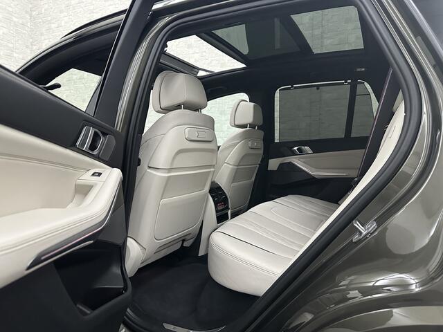 BMW X5 50e M-Sport Pro | 360 Camera | ACC | Panorama | Massage | Individual Leder | Soft-Close | 4-Zone Clima | Head-Up | Manhattan Green | Harman-Kardon | Stoelventilatie | Trekhaak | Luchtvering | Stoelverwarming V+A | Keyless-Entry | Memory | Iconic-Glow | Co