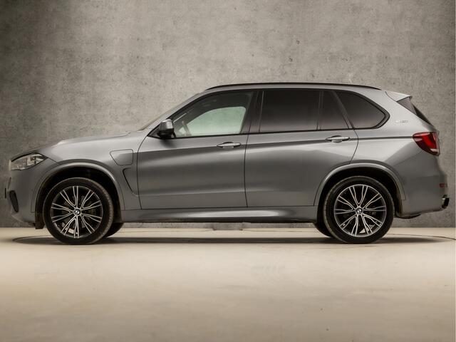BMW X5 xDrive40e M-Sport iPerformance High Executive 313Pk Automaat (PANORAMADAK, M PAKKET, LUCHTVERING, MEMORY SEATS, SFEERVERLICHTING, ADAPTIVE CRUISE, HEAD-UP DISPLAY, GROOTLICHTASSISTENT, GETINT GLAS, NIEUWE APK, NIEUWSTAAT)