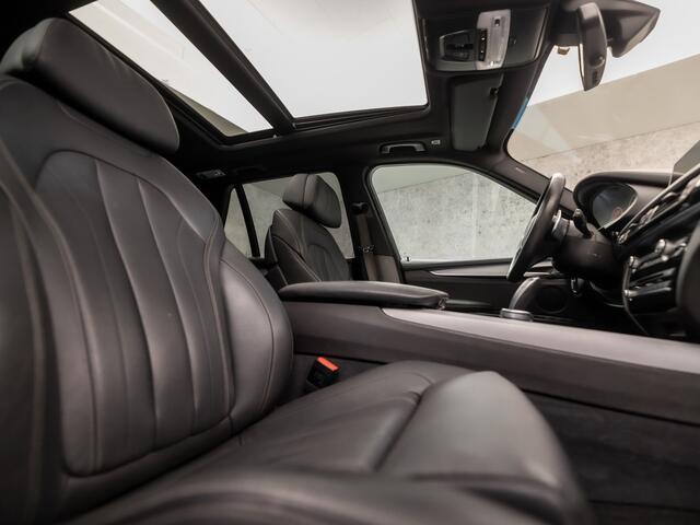 BMW X5 xDrive40e M-Sport iPerformance High Executive 313Pk Automaat (PANORAMADAK, M PAKKET, LUCHTVERING, MEMORY SEATS, SFEERVERLICHTING, ADAPTIVE CRUISE, HEAD-UP DISPLAY, GROOTLICHTASSISTENT, GETINT GLAS, NIEUWE APK, NIEUWSTAAT)