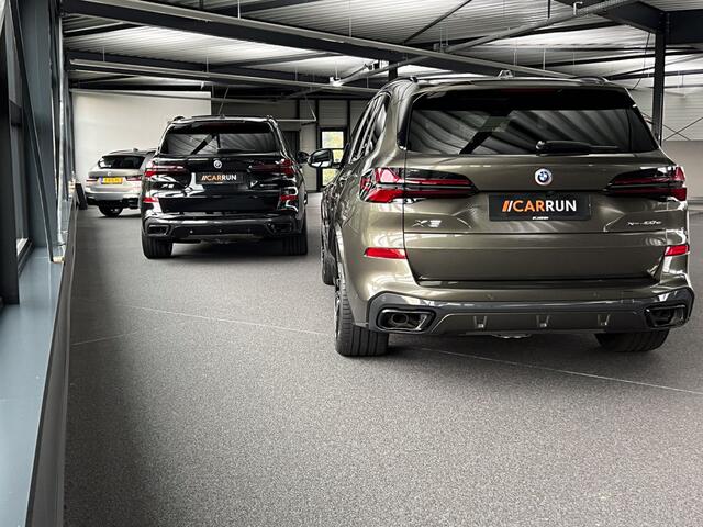 BMW X5 50e | M-Sport Pro | Performancepakket | Frozen Grey | Carbon Pakket | Indiv. Leder | Comfortstoelen met Ventilatie | 12-2023 | BTW | Head-Up | Keyless-Entry | Memory | M-Gordels | Stuurverwarming | Stoelverwarming V+A | Zonwering | Beker Koeling & Verwarm