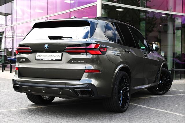 BMW X5 xDrive50e High Executive M Sport Automaat / Panoramadak / Trekhaak / Soft-Close / Adaptief onderstel / Parking Assistant Professional / Comfort Access / Adaptieve LED / Harman Kardon