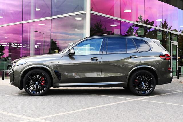 BMW X5 xDrive50e High Executive M Sport Automaat / Panoramadak / Trekhaak / Soft-Close / Adaptief onderstel / Parking Assistant Professional / Comfort Access / Adaptieve LED / Harman Kardon