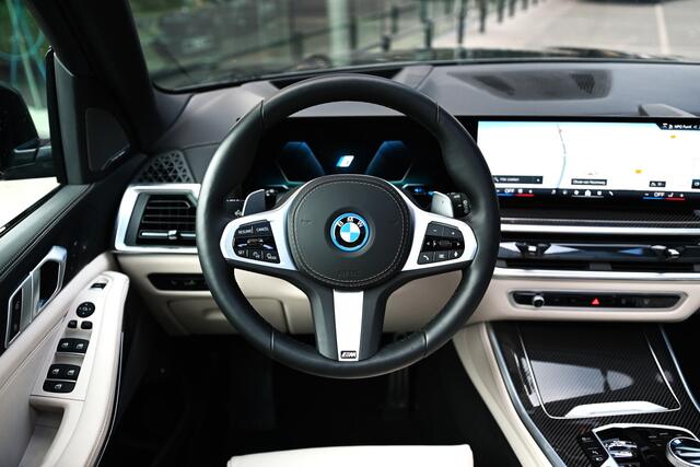 BMW X5 xDrive50e High Executive M Sport Automaat / Panoramadak / Trekhaak / Soft-Close / Adaptief onderstel / Parking Assistant Professional / Comfort Access / Adaptieve LED / Harman Kardon
