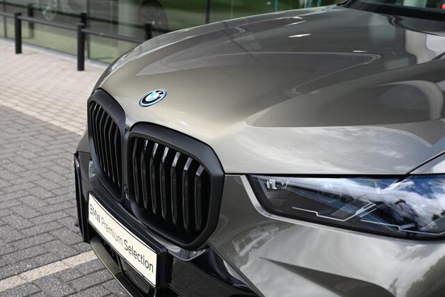 BMW X5 xDrive50e High Executive M Sport Automaat / Panoramadak / Trekhaak / Soft-Close / Adaptief onderstel / Parking Assistant Professional / Comfort Access / Adaptieve LED / Harman Kardon