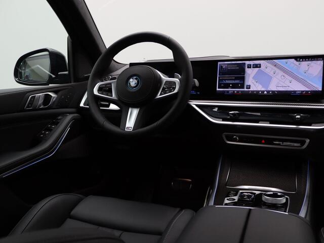 BMW X5 xDrive50e M Sportpakket Pro | Travel Pack | Innovation Pack | Comfort Plus Pack | Exclusive Pack | Integral Active Steering | Soft Close | Trekhaak | Glazen Panoramadak Sky Lounge | M Multifunctionele voorstoelen | Driving Assistant | Harman Kardon | 22'