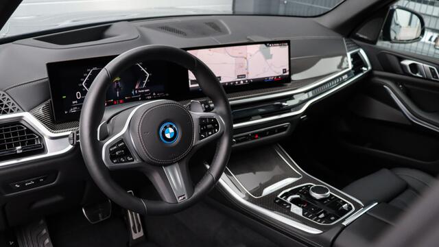 BMW X5 xDrive50e M-Sport Pro | Stoelventilatie | Head-up | Panoramadak | Soft-Close | Harman/Kardon | Trekhaak | Carbon