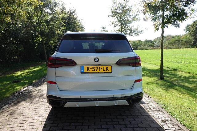 BMW X5 xDrive45e M-Sport High Executive | 22 Inch | Pano | Laser | Head up | H&K | Soft Close | Panorama-Glasdak | Sky Lounge | 1 eig Ned. Auto | verw beker houders.