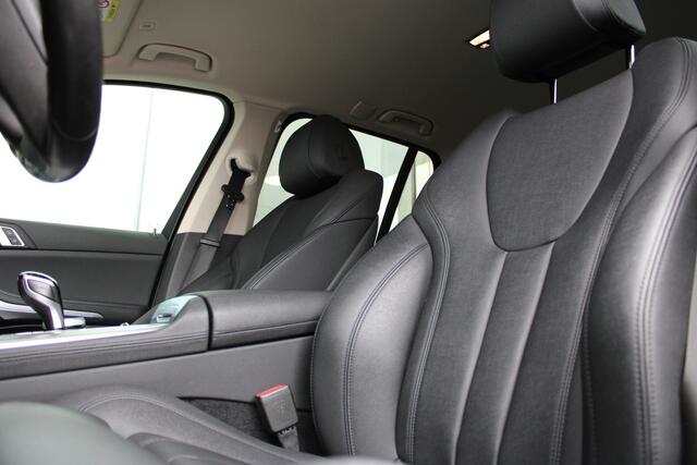 BMW X5 xDrive45e High Executive Automaat / Trekhaak / Sportstoelen / Achteruitrijcamera / Adaptief onderstel / Comfort Access / Adaptieve LED / Stoelverwarming / Live Cockpit Professional