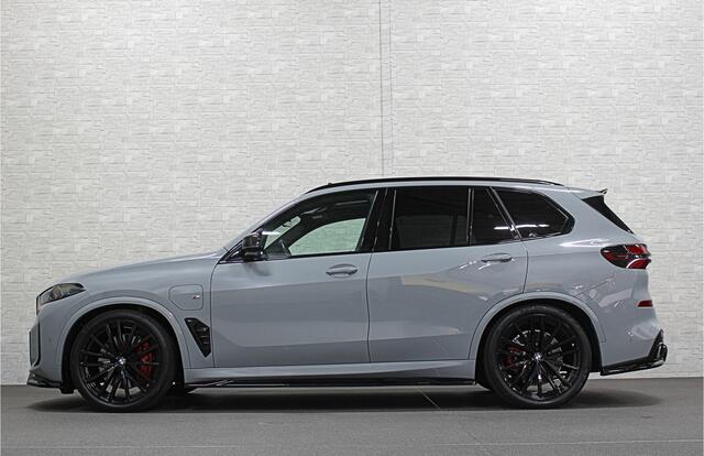 BMW X5 50e M-Performance Seats | *5x Op Voorraad* | Achterasbesturing | Carbon | Pano | M-Pro | 360 Cam. | ACC | Soft-Close | Ventilatie | Leder-Individual | Head-Up | 4-Zone Clima | 22 inch | 2x Memory | Trekhaak | Harman-Kardon | Beker-Clima | Stoelverwarming