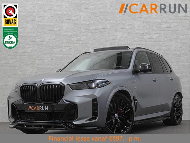 BMW X5 50e Performance *5x Op Voorraad* M-Sport Pro | Frozen Grey | Carbon Pakket | Indiv. Leder | 73400.= ex BTW | 12-2023 | Comfortstoelen met Ventilatie | Isolatieglas | Keyless-Entry | Memory | M-Gordels | Stuurverwarming | Stoelverwarming V+A | Zonwering |