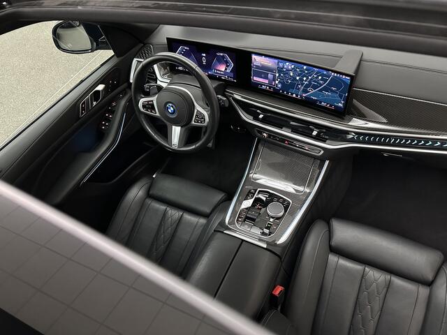 BMW X5 50e Performance *5x Op Voorraad* M-Sport Pro | Frozen Grey | Carbon Pakket | Indiv. Leder | 73400.= ex BTW | 12-2023 | Comfortstoelen met Ventilatie | Isolatieglas | Keyless-Entry | Memory | M-Gordels | Stuurverwarming | Stoelverwarming V+A | Zonwering |