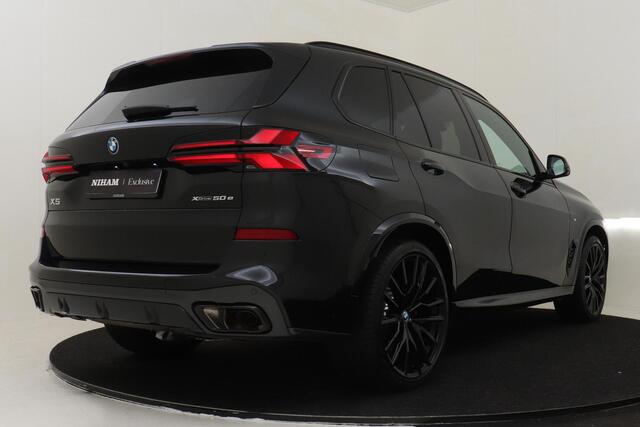 BMW X5 xDrive50e M-SPORT PRO|22'LM VELGEN|PANO DAK|TREKHAAK|CARBON INT.|SOFT CLOSE|COMFORT PLUS|SHADOW LINE|ADAP. LED