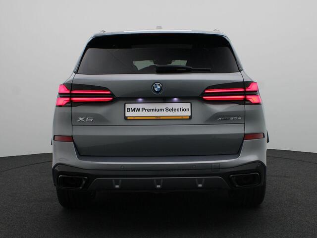 BMW X5 xDrive50e M Sportpakket Pro | Travel Pack | Innovation Pack | Comfort Pack | Adaptief onderstel met luchtvering op voor- en achteras | Trekhaak | Panoramadak | Driving Assistant Professional | Parking Assistant Professional | Harman Kardon | 21''