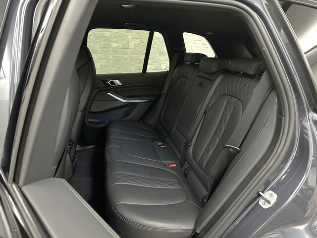 BMW X5 45e M-Stoelen | M-Performance | 360 Camera | ACC | Indiv. Leder | Harman-Kardon | Laser-LED | Keyless-Entry | Stoelventilatie | Head-Up | Memory | 21'' | Sfeerverlichting | Trekhaak | Luchtvering | Rij-Assistent Pro | Carplay | Black-Optic | Draadloos Lad