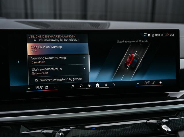 BMW X5 xDRIVE 50e | M-SPORT PRO | SKY LOUNGE | ICONIC GLOW | SHADOW LINE | COMFORT ACCESS | LUCHTVERING | ACTIVE CRUISE | MEMORY SEATS | HEAD-UP | 360 CAMERA | HARMAN/KARDON | STUUR- EN STOELVERWARMING | AMBIANCE | ACHTERBANK VERWARMD | EL. TREKHAAK