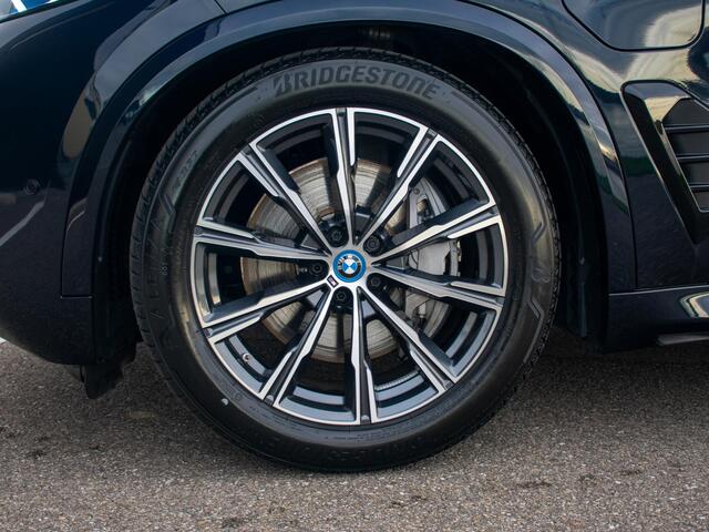 BMW X5 xDrive50e | Trekhaak | M Sport | Achteras besturing | Schuif-/kantel Pano | Softclose | Adapt. LED | Head-up | Stuurwielverwarming