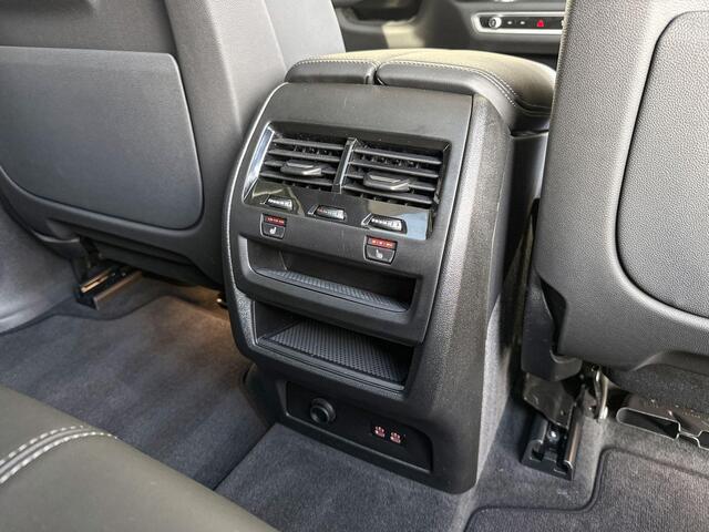 BMW X5 xDrive50e M Sportpakket Pro / Travel Pack / Innovation Pack / Comfort Pack / Integral Active Steering / Soft-Close-Automatic / Trekhaak / BMW Iconic Glow nierengrille / Panoramadak