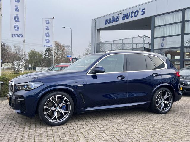 BMW X5 xDrive45e M-Sport High Executive Panodak Trekhaak Laserlicht Head-Up Comfortstoelen 21 Inch Velgen Life Cockpit Prof ACC Driving Assist Prof Achteras besturing Leder Dash Harman Kardon Audio Stoelventilatie Bom Vol Opties Individual Tansanitblau 1e Eigena