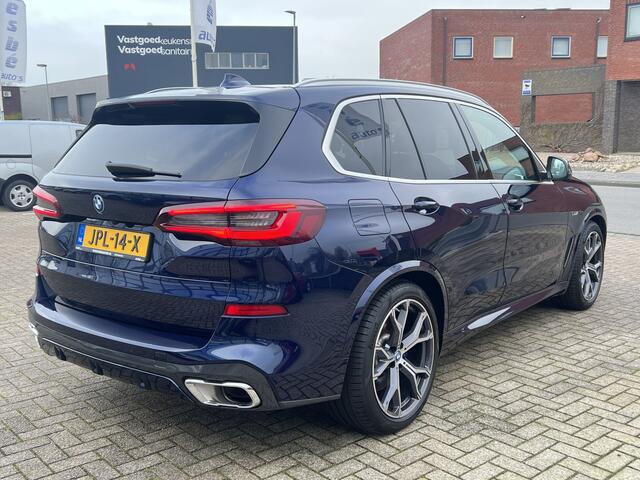 BMW X5 xDrive45e M-Sport High Executive Panodak Trekhaak Laserlicht Head-Up Comfortstoelen 21 Inch Velgen Life Cockpit Prof ACC Driving Assist Prof Achteras besturing Leder Dash Harman Kardon Audio Stoelventilatie Bom Vol Opties Individual Tansanitblau 1e Eigena