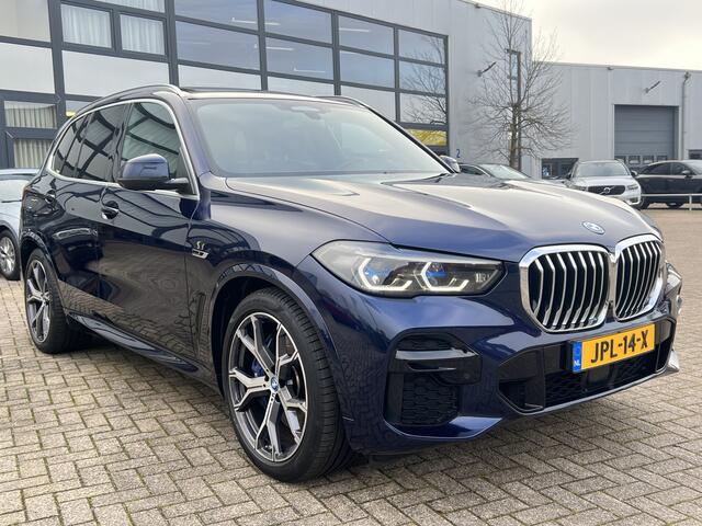 BMW X5 xDrive45e M-Sport High Executive Panodak Trekhaak Laserlicht Head-Up Comfortstoelen 21 Inch Velgen Life Cockpit Prof ACC Driving Assist Prof Achteras besturing Leder Dash Harman Kardon Audio Stoelventilatie Bom Vol Opties Individual Tansanitblau 1e Eigena