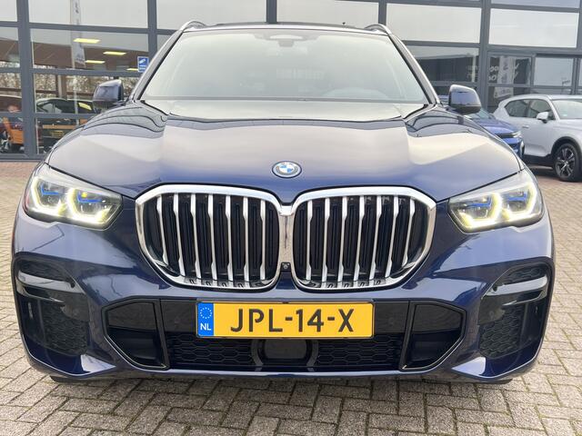 BMW X5 xDrive45e M-Sport High Executive Panodak Trekhaak Laserlicht Head-Up Comfortstoelen 21 Inch Velgen Life Cockpit Prof ACC Driving Assist Prof Achteras besturing Leder Dash Harman Kardon Audio Stoelventilatie Bom Vol Opties Individual Tansanitblau 1e Eigena