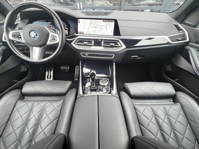 BMW X5 xDrive45e M-Sport High Executive Panodak Trekhaak Laserlicht Head-Up Comfortstoelen 21 Inch Velgen Life Cockpit Prof ACC Driving Assist Prof Achteras besturing Leder Dash Harman Kardon Audio Stoelventilatie Bom Vol Opties Individual Tansanitblau 1e Eigena