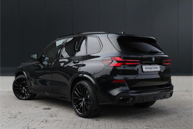 BMW X5 xDrive50e M Sport - Pano - Luchtvering - Trekhaak - Massage - 4wiel besturing - Carbon Pack - Softclose - Stoelverwarming/Koeling - Rijklaar
