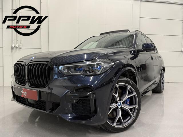 BMW X5 xDrive45e M-Sport PANO/TREKHAAK/LASER/HEAD-UP/360CAMERA/MEMORY/ACC/ACTIVE-STEERING/LUCHTVERING/21"BREEDSET/SHADOW-LINE/DONKERE-HEMEL/CARBONSCHWARZ/VOLLEDIG BMW DEALER HISTORIE
