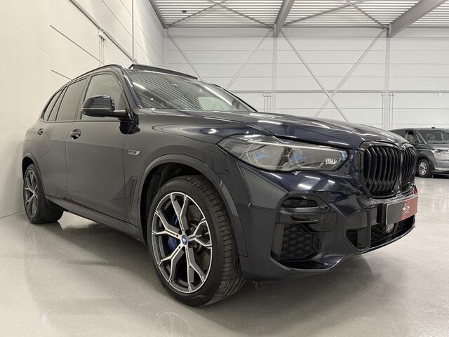BMW X5 xDrive45e M-Sport PANO/TREKHAAK/LASER/HEAD-UP/360CAMERA/MEMORY/ACC/ACTIVE-STEERING/LUCHTVERING/21"BREEDSET/SHADOW-LINE/DONKERE-HEMEL/CARBONSCHWARZ/VOLLEDIG BMW DEALER HISTORIE