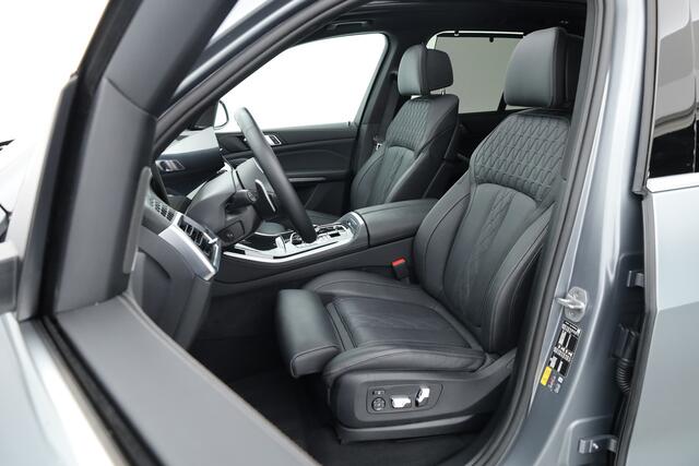 BMW X5 xDrive50e M Sport | Frozen Pure Grey | Stoelventilatie + Stoel- stuurverw.| Pano | HUD | Luchtvering | Elek. trekhaak | | 360 Cam | H&K | Adapt. Cruise | Softclose | Iconic glow | 20'' V