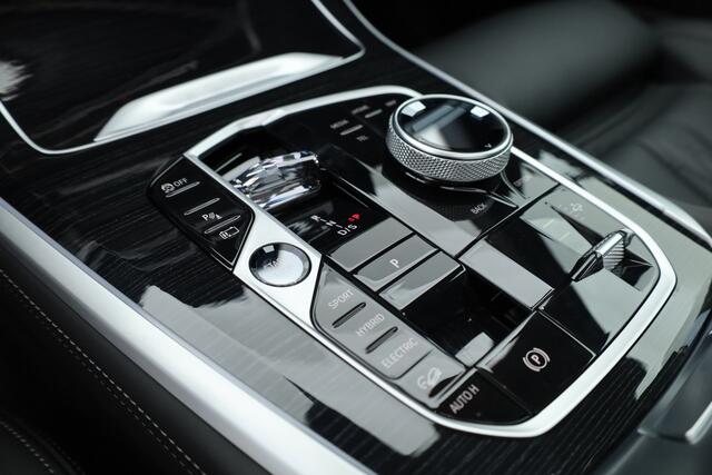 BMW X5 xDrive50e M Sport | Frozen Pure Grey | Stoelventilatie + Stoel- stuurverw.| Pano | HUD | Luchtvering | Elek. trekhaak | | 360 Cam | H&K | Adapt. Cruise | Softclose | Iconic glow | 20'' V