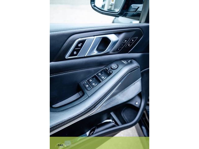 BMW X5 45e High Executive X-Drive45e High Ex Warmte Comf pakket M uitv. Swarovsky/HUD/Bowers&Wilkins/Pano/Massagefuncties/Comfort acces/Soft Close/ Sky Lounge/Stoelverwarming en ventilatie/Stuur\verwarm./Trekhaak/Clima Bekerh/Carbon performance ETC! Zeer goed on