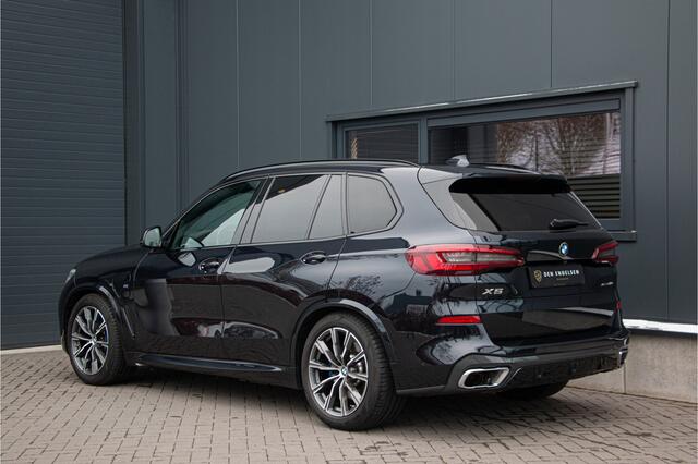BMW X5 xDrive45e M-Sport | ACC | Comfortstoelen | Head Up | Lane + Side Assist | Pano | Harman Kardon | Camera | 20" | Memory | Dealer Onderhoud | BTW | Luchtvering | Alarm | Stoel Verwarming | Apple & Android Carplay | Ambiance | Led | Dab+ | Keyless Entry.