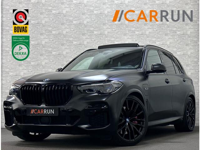 BMW X5 45e | M Sportseats | Frozen Black | Carbon | 360 Camera | Skylounce | ACC | Stoel Massage & Ventilatie | Indiv. Leder | Laser-LED | Softclose | Achterasbesturing | Glasapplicatie | Stuur en achterbank verwarming | TH | 4-Zone | Isolatieglas | 22" | Bovag 