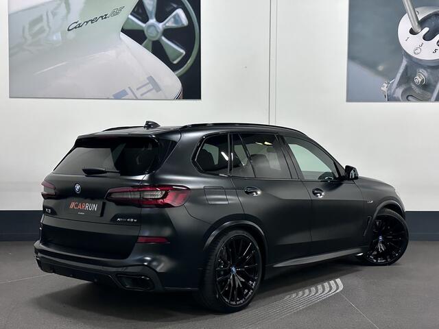 BMW X5 45e | M Sportseats | Frozen Black | Carbon | 360 Camera | Skylounce | ACC | Stoel Massage & Ventilatie | Indiv. Leder | Laser-LED | Softclose | Achterasbesturing | Glasapplicatie | Stuur en achterbank verwarming | TH | 4-Zone | Isolatieglas | 22" | Bovag 