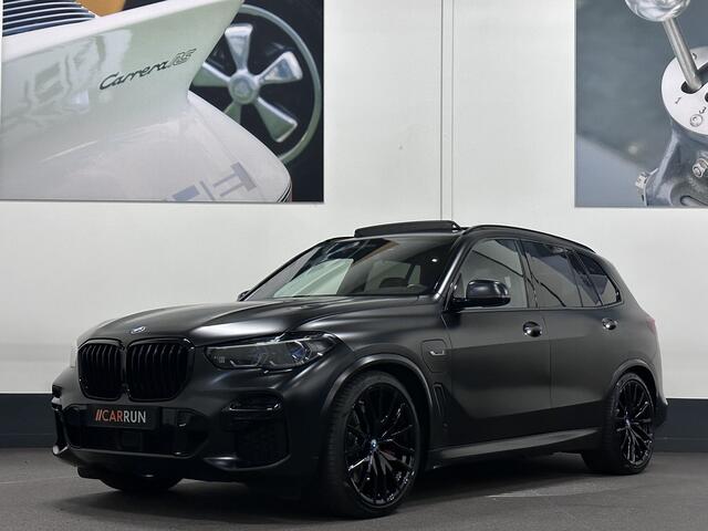 BMW X5 45e | M Sportseats | Frozen Black | Carbon | 360 Camera | Skylounce | ACC | Stoel Massage & Ventilatie | Indiv. Leder | Laser-LED | Softclose | Achterasbesturing | Glasapplicatie | Stuur en achterbank verwarming | TH | 4-Zone | Isolatieglas | 22" | Bovag 