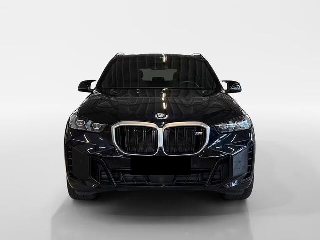 BMW X5 M60i xDrive M Sport 530 PK V8 ACC HEAD-UP PANORAMADAK STOELKOELING MASSAGE LUCHTVERING TREKHAAK
