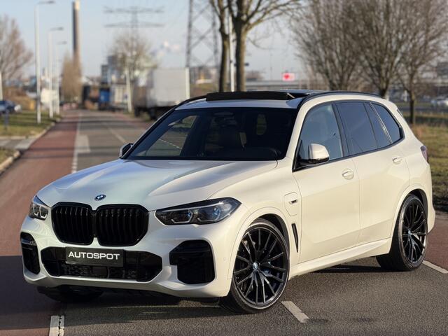 BMW X5 xDrive45e M-Sport Pano Trekhaak Stoelk. Softcl. Swarovski