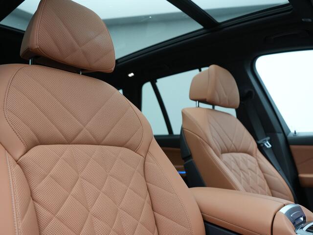 BMW X5 xDrive50e M Sport Plug In Hybrid 490pk Dealer O.H. PHEV | Panodak | Luchtvering | Laser LED | Head Up | Adaptive Cruise | 360 Camera | Lederen Sportstoelen Memory & Ventilatie | Bekerhouders Verwarmd & Gekoeld | Harman & Kardon