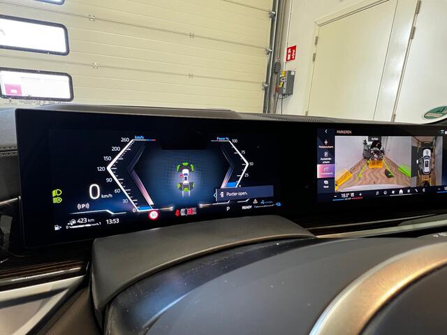 BMW X5 xDrive50e High Executive M Sport / Achteras besturing / Head-UP / Panodak / Luchtvering / Soft Close / Harman-Kardon / Trekhaak / Park Assist Prof / Individual Leder Merino / Zwarte Hemel / 1e Eigenaar!