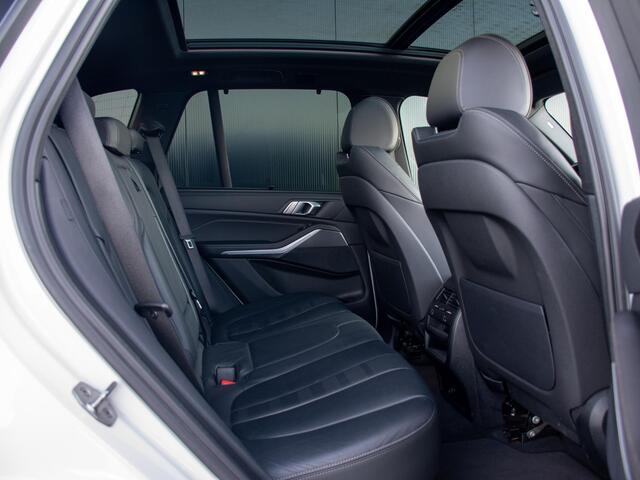 BMW X5 xDrive45e High Executive | M-Sport | Pano | 22" | 4-Wielsturing | Softclose | Trekhaak | Adaptive cruise | Head-Up | Laser |