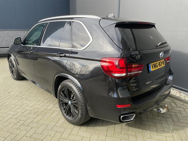 BMW X5 xDrive30d Achteruitrijcamera - navigatie - parkeersensoren voor en achter - schuif/kantel dak - Stoelverwarming - Trekhaak elektrisch uitklapbaar - Dak rails - Cruise control - Airco - Led verlichting Stuur multifunctioneel - Rijstrooksensor - Regensenso