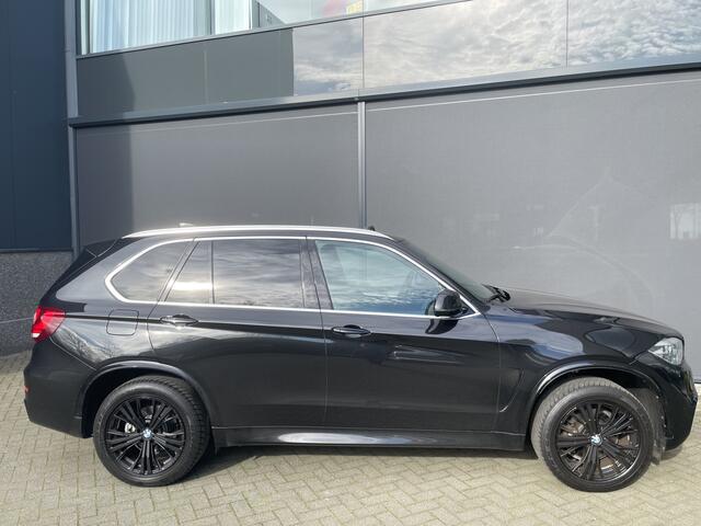 BMW X5 xDrive30d Achteruitrijcamera - navigatie - parkeersensoren voor en achter - schuif/kantel dak - Stoelverwarming - Trekhaak elektrisch uitklapbaar - Dak rails - Cruise control - Airco - Led verlichting Stuur multifunctioneel - Rijstrooksensor - Regensenso