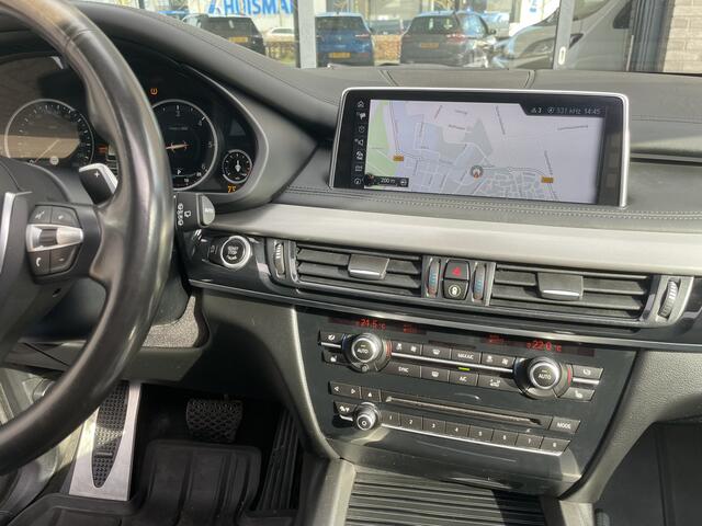 BMW X5 xDrive30d Achteruitrijcamera - navigatie - parkeersensoren voor en achter - schuif/kantel dak - Stoelverwarming - Trekhaak elektrisch uitklapbaar - Dak rails - Cruise control - Airco - Led verlichting Stuur multifunctioneel - Rijstrooksensor - Regensenso