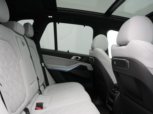 BMW X5 xDrive50e M Sport Plug In Hybride 490pk Dealer O.H. PHEV | Panodak | Luchtvering | Adaptive Cruise | Head Up | 360 Camera | Harman / Kardon | Lederen Sportstoelen Memory & Verwarmd | Sfeerverlichting | Apple Carplay | Keyless | Blis | 20"L.M |